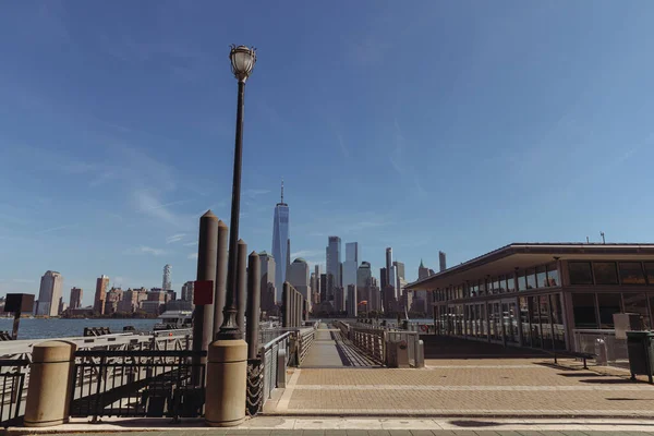 Порт Насип Проходом Міським Пейзажем Сучасних Хмарочосів Місті Нью Йорку — стокове фото
