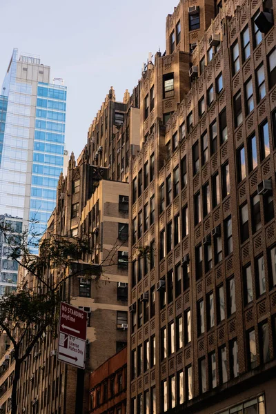 Brown Stone Building Road Signs Urban Street New York City — Foto de Stock