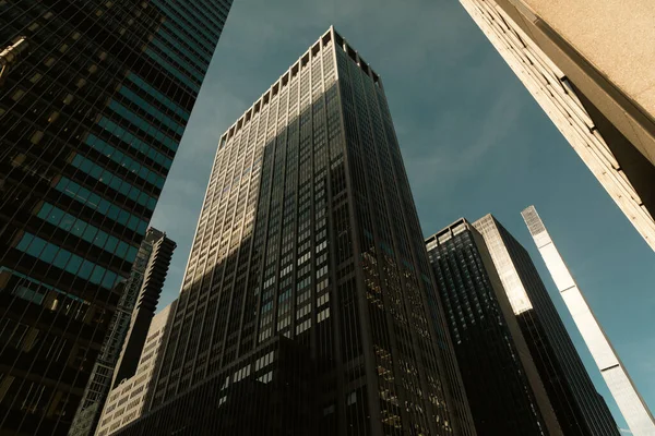 ニューヨーク市マンハッタン地区の現代的な高層ビルの低角度ビュー — ストック写真