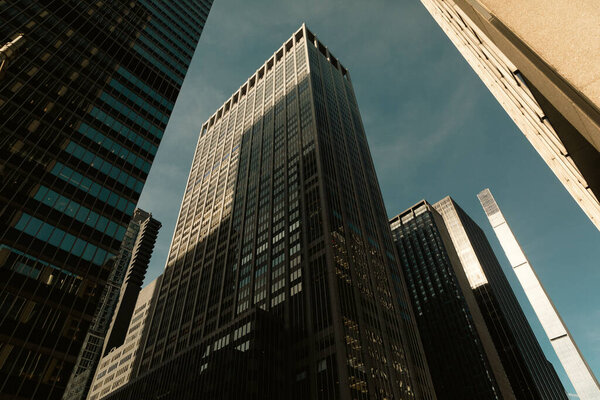 низкоугольный вид на современные небоскребы в районе Манхэттен в Нью-Йорке