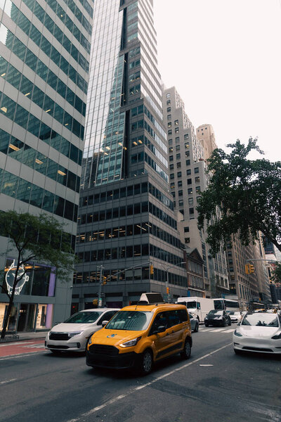 НЬЮ-ЙОРК, США - 13 октября 2022 года: желтый автомобиль такси в движении по дороге в центре города