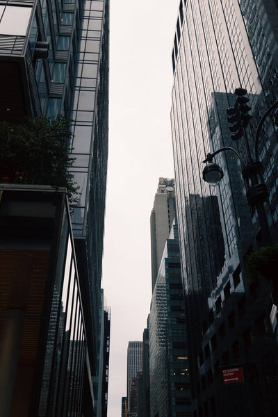 низкоугольный вид на современные высотные здания на городской улице Нью-Йорка