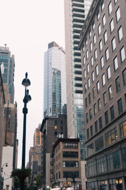 New York 'un Manhattan bölgesinde çeşitli çağdaş binalar ve sokak fenerleri