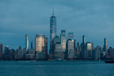 Hudson nehir limanının manzarası ve Manhattan finans bölgesinin gökdelenleri alacakaranlıkta.