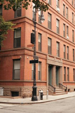 New York 'ta şehir caddesindeki binanın yanında işaretli fener