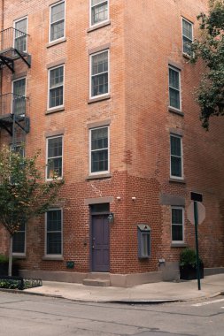 New York 'ta caddenin köşesinde canlı bir bina var.