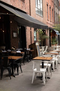 New York 'ta şehir caddesinde açık bir kafe.