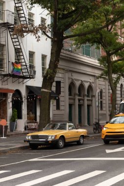 NEW YORK, ABD - 11 Ekim 2022: Binanın yakınındaki kentsel caddede Retro araba 