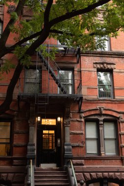 New York 'ta tuğla evin girişindeki fenerler.
