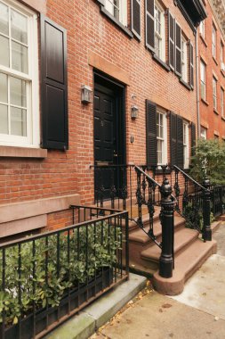 New York City 'de pencereleri panjurlu bina cephesi
