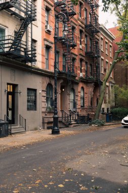 New York 'ta şehir caddesindeki binaların cephelerinde yangın merdivenleri var.