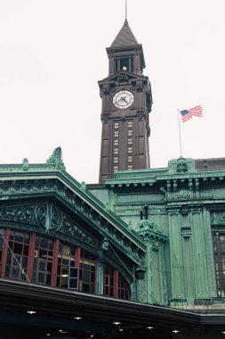 Lackawanna Saat Kulesi ve New York 'ta Amerikan bayrağı