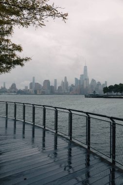 New York 'ta yağmurlu bir havada Hudson nehri ve Dünya Ticaret Merkezi manzarası