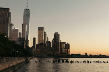 Dünya Ticaret Merkezi 'nin gökdeleni ve New York' taki Hudson Nehri.