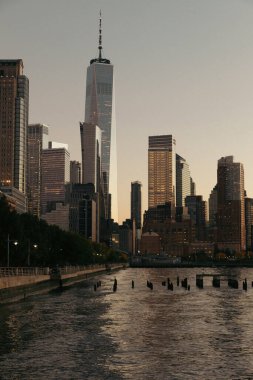 New York 'ta gün batımında gökdelen ve Dünya Ticaret Merkezi binaları