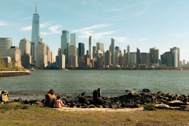 NEW YORK, ABD - 11 Ekim 2022: Dünya Ticaret Merkezi ve Hudson Nehri 