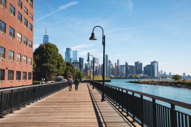 NEW YORK, ABD - 11 Ekim 2022: Hudson Nehri üzerindeki köprü ve arka plandaki Dünya Ticaret Merkezi 