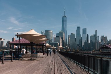 NEW YORK, ABD - 11 Ekim 2022: Hudson Nehri kıyısı geçidinde gündüz vakti insanlar 