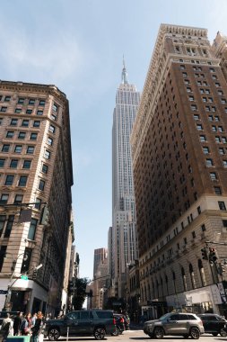 NEW YORK, ABD - 11 Ekim 2022: Kentsel cadde üzerindeki Empire State binasının alçak açılı görünümü 