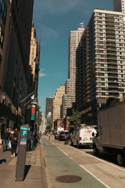 NEW YORK, ABD - 11 Ekim 2022: Manhattan 'da şehir caddesinde trafik 