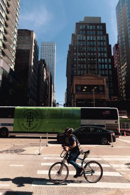 NEW YORK, ABD - 11 Ekim 2022: Manhattan ilçesinde şehir caddesinde bisiklet süren adam 