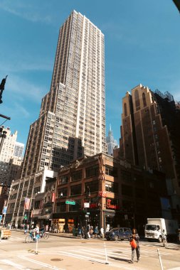 NEW YORK, ABD - 11 Ekim 2022: Manhattan 'daki Atlas binasının düşük açılı görüntüsü 