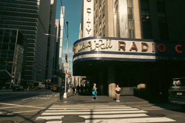 NEW YORK, ABD - 11 Ekim 2022: Manhattan kentsel caddesinde güneş ışığı alan müzik salonu 