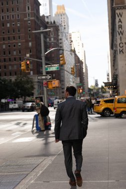 NEW YORK, ABD - 11 Ekim 2022: Manhattan 'da bulanık şehir caddesinde yürüyen adam 