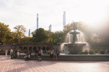 NEW YORK, ABD - 11 Ekim 2022: İnsanlar Central Park 'taki Bethesda çeşmesinin yakınında vakit geçiriyor 