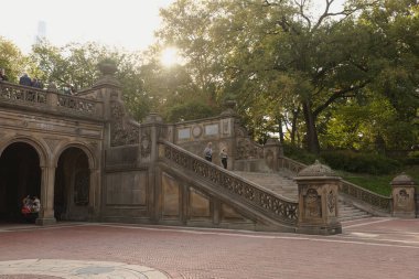 NEW YORK, ABD - 11 Ekim 2022: Gündüz vakti Central Park Köprüsü 