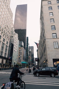 NEW YORK, ABD - 11 Ekim 2022: Manhattan kentsel caddesindeki bina cephesinde Amerikan bayrağı 