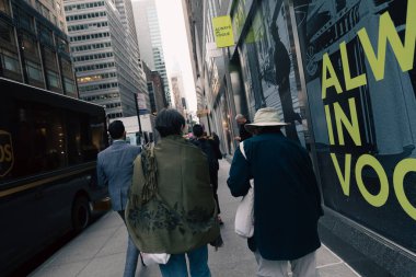 NEW YORK, ABD - 11 Ekim 2022: Binalar ve caddeler arasında yürüyen insanlar 