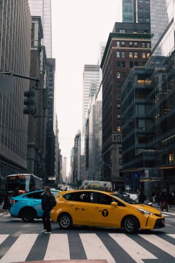 NEW YORK, ABD - 11 Ekim 2022: Manhattan 'da şehir caddesinde yaya geçidinde taksi 