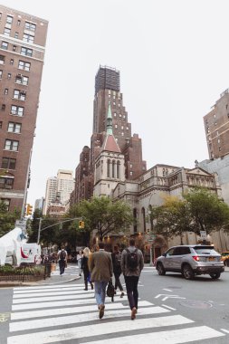 NEW YORK, ABD - 11 Ekim 2022: Manhattan kentsel caddesinde Batı Yakası Üniversite Kilisesi 