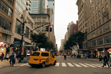 NEW YORK, ABD - 11 Ekim 2022: Manhattan 'da karayolu ve trafik ışığı olan şehir sokağı 