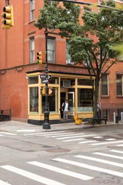 NEW YORK, ABD - 11 Ekim 2022: Manhattan 'da kentsel caddenin köşesindeki kafe 