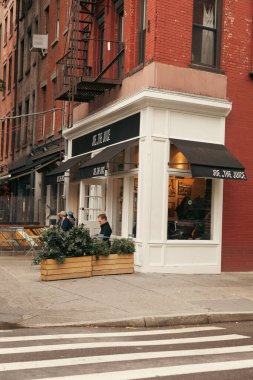 NEW YORK, ABD - 11 Ekim 2022: Manhattan kaldırımında terası olan kafe 