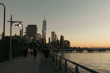 NEW YORK, ABD - 11 Ekim 2022: Akşam Dünya Ticaret Merkezi 'ndeki binalar 