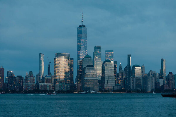 живописный вид на гавань реки Гудзон и небоскребы финансового района Манхэттена в сумерках