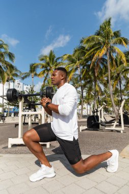 Miami 'de spor salonunda spor yapan Afro-Amerikan bir adam. 