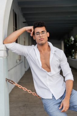 Miami 'de şık, genç bir Kübalı adam gömlekli ve şık yuvarlak gözlükler takıyor.