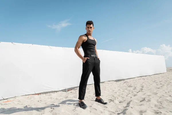 Jovem Homem Cubano Muscular Traje Preto Posando Com Mãos Bolsos — Fotografia de Stock
