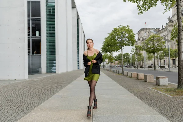 Jovem Moda Blazer Vestido Seda Botas Olhando Para Câmera Berlim — Fotografia de Stock
