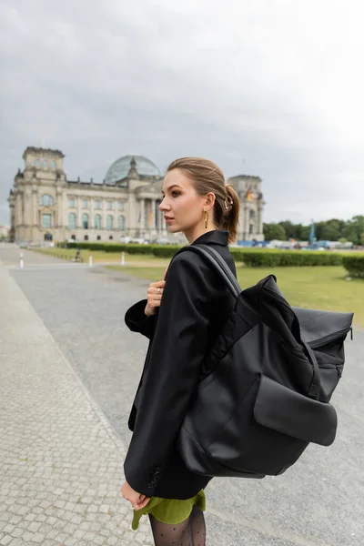 Girl Jacket Dress Holding Backpack While Walking Reichstag Building Berlin — Stock Photo, Image