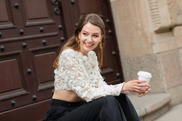 Mulher Elegante Feliz Segurando Café Para Enquanto Sentado Escadas Perto — Fotografia de Stock