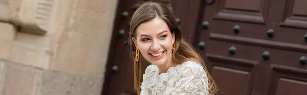Glücklich Stylische Frau Lächelt Während Sie Auf Der Treppe Neben — Stockfoto