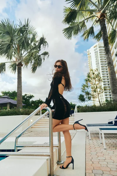 Palmbomen Luxe Resort Sexy Brunette Vrouw Met Gebruinde Huid Zwart — Stockfoto