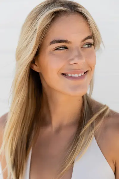 長髪の若い金髪の女性は マイアミビーチで晴れた日にカメラで暖かく微笑む — ストック写真