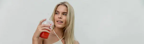 Młoda Piękna Blondynka Miami Trzyma Czerwony Kubek Płynącej Białej Sukience — Zdjęcie stockowe