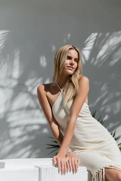 Una Giovane Bella Donna Bionda Vestita Bianco Appoggia Muro Miami — Foto Stock